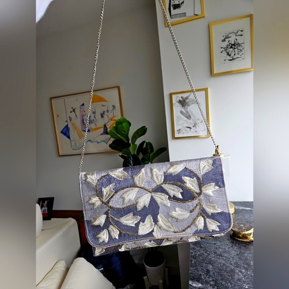 Blue embroidered clutch bag with silver chain - Picture 2 of 3